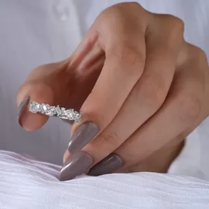 Anillo de Boda Único con Diamantes Simulados Baguette y Redondos, Elegante Anillo de Eternidad de Plata de Ley con Moissanita de Corte Mixto - Product Image 4