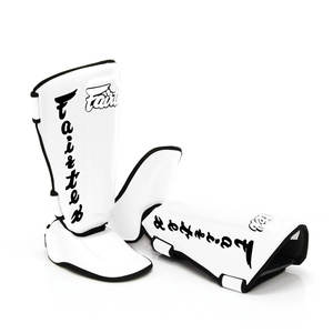Espinilleras Desmontables de Cuero Fairtex Blancas y Negras para Muay Thai y Boxeo, Protección Profesional Ligera y Personalizada, Unisex - Product Image 1
