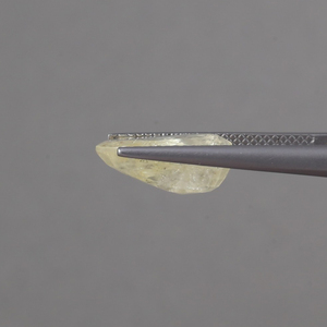 ไพลินสีเหลืองธรรมชาติแท้ รับรองโดย IGI เกรด AAA ขนาด 14x10 มม. รูปทรงคุชชั่น น้ำหนัก 7.92 กะรัต พลอยหลวม เปลี่ยนสีได้ ผ่านการเคลือบแว็กซ์/น้ำมัน - Product Image 2