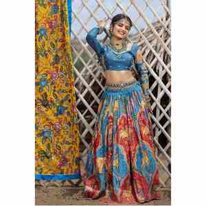 CREPÉ ATRACTIVA ESTAMPADO KALAMKARI TRABAJO LEHENGA CHOLI CON DUPATTA SKY - Product Image 1