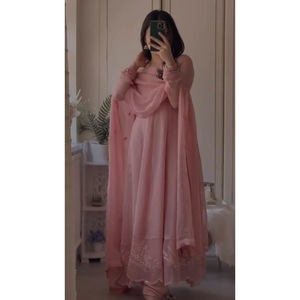 Robe en organza de soie avec travail de fil de soie, bas de robe avec dupatta pour les occasions spéciales - Product Image 1