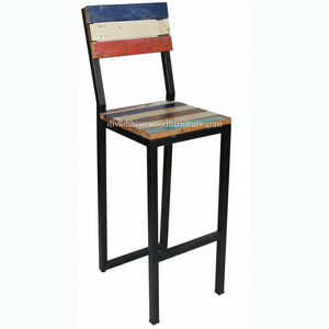 Chaise de bar en bois de bateau recyclé faite à la main, structure en fer noir, tabouret haut en bois recyclé, mobilier industriel écologique pour la cuisine - Product Image 1