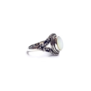 Anillo de Nácar Natural con Plata de Ley 925, Diseño Clásico de Concha Brillante, Joyería para Compromiso, Boda o Regalo - Product Image 3
