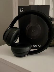 Audífonos Beats Solo3 inalámbricos Bluetooth supraaurales en negro - Product Image 1