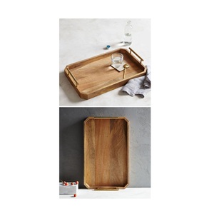 Plateau de service en bois fait main avec poignée en métal, qui ajoute une touche naturelle à vos repas. - Product Image 2