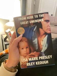 Desde aquí al gran desconocido de Lisa Marie Presley, libro en inglés de bolsillo, memoria personal y historia de vida - Product Image 3