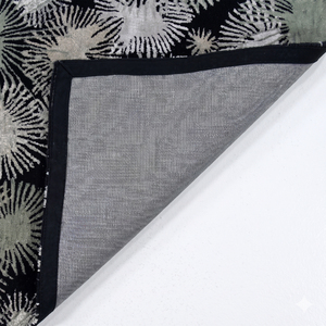 Tapis en laine noir ivoire motif floral étoilé, écologique, antidérapant, tufté à la main pour salon, chambre et intérieurs d'hôtels - Product Image 5