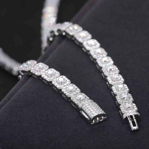 Bracelet en diamant moissanite de qualité supérieure, tendance et luxueux pour femmes, cadeau d'anniversaire disponible à un prix abordable - Product Image 6