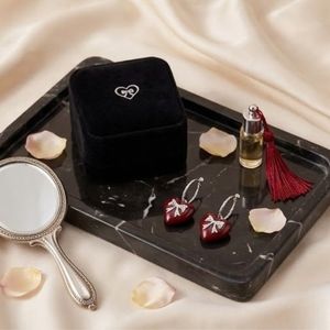 Pendientes colgantes con forma de corazón con colgante de resina roja y lazo plateado para mujer, joyería de estilo romántico - Product Image 4
