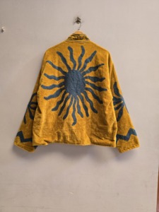 Veste Suzani en velours jaune moutarde pour femme, broderie artisanale bleue motif soleil, manteau ethnique bohème, vêtements d'extérieur de créateur en gros - Product Image 2