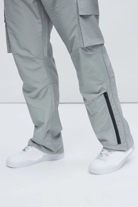 กางเกงคาร์โก้ไนลอนผู้ชายสุดหรู ทรงเข้ารูป น้ำหนักเบา กางเกงอเนกประสงค์ สตรีทแวร์ทันสมัย กระเป๋าหลายช่อง ขายส่งจำนวนมาก - Product Image 3