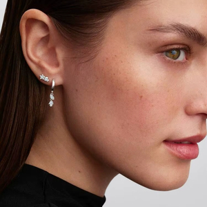 Pendientes de Lujo con Triple Diamante en Oro de 18K, Joyería Fina Clásica y Minimalista para Mujer, Elegantes para Fiesta - Product Image 1