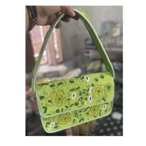 Sac à main Ziyan artisanal noir et or perlé, motif animal unique, broderie main à rayures, fermeture magnétique, bandoulière - Product Image 4