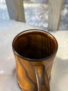 Mug à boire artisanal en bois de tilleul et résine - Product Image 3