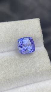 Tanzanite Naturelle Certifiée, Coupe Carrée Coussin, Couleur et Lueur Exceptionnelles, Zoisite Naturelle 2,28 Carats, Clair comme un cristal - Product Image 3