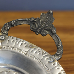 Bandeja de Servir Ovalada de Metal Grabada a Mano Estilo Marroquí, Bandeja Decorativa de Latón Plateado Vintage para Té y Café con Asa - Product Image 5