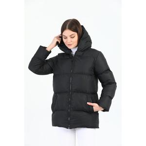 Piumino nero con cappuccio da donna