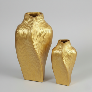 Magnifique ensemble de deux vases à fleurs dorés texturés, avec un design cannelé organique et une silhouette sculpturale pour une décoration moderne - Product Image 1
