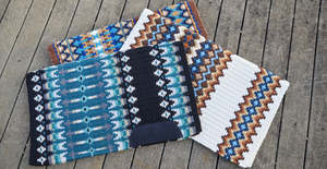 Tapis de selle en laine à motif tribal occidental or et noir avec renforts en cuir noir, confortable et durable - Product Image 4