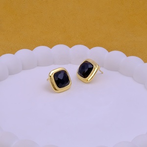 ต่างหูพลอยโอนิกซ์สีดำป้องกันการเสื่อมเสียแบบมินิมอลทำด้วยมือทำจากทองเหลืองที่ทันสมัยสำหรับผู้หญิงขายส่ง - Product Image 5