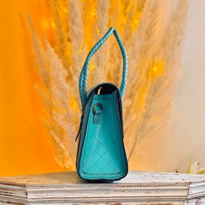 Bolso tote con diseño occidental, elegante, 100% cuero genuino, con flores talladas a mano, color azul cielo, para mujer, multiusos. - Product Image 3