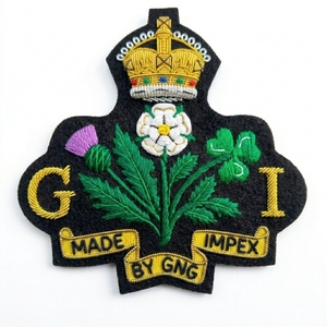 Écusson brodé main sur mesure en fil d'or à coudre pour blazer, avec motif couronne, épingle et blason en fils dorés - Product Image 1