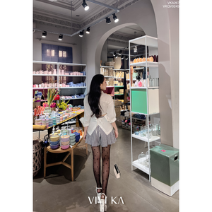 เสื้อผู้หญิงสีขาว ผ้าซาตินทอลาย แขนยาว ติดกระดุม คอทรงโอ ผูกเชือกด้านข้าง สไตล์ลำลอง ใส่ได้ทั้งฤดูใบไม้ผลิและฤดูร้อน VIVI KA 100% - Product Image 3