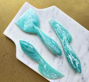 Cuchillos Minimalistas Blancos y Naranjas de Resina Ecológica para Cortar Queso con Acabado Mate para Fiestas - Product Image 6