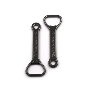 Abridor de Botellas de Cerveza Plano de Aleación de Zinc Metálico con Logotipo Grabado Personalizado de Alta Calidad, Diseño Vintage, Técnica de Fundición para Estilo Armadura - Product Image 3