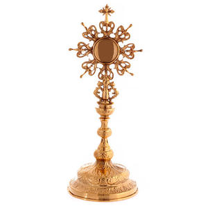 Relicario de latón elegante dorado con centro rojo y cruz superior, forma tradicional de rayos de sol, decoración interior para el hogar, regalos para bautizo y iglesia. - Product Image 2