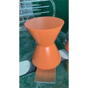 Table basse ronde en métal minimaliste moderne, table d'appoint de luxe en fer en forme de sablier orange, mobilier de salon en gros - Product Image 1