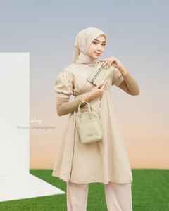 Sac à main en cuir synthétique de qualité supérieure avec fermeture éclair, bandoulière réglable, poche fonctionnelle et portefeuille intégré - Product Image 1