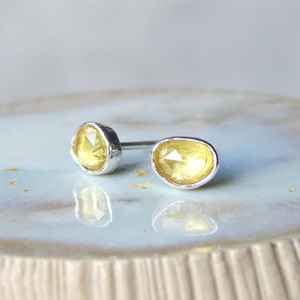 ต่างหูเงินแท้ประดับไพลินสีเหลืองธรรมชาติทรงโรสคัท ดีไซน์ไม่สมมาตร ชุบทอง สำหรับผู้หญิง เหมาะสำหรับงานฉลองครบรอบ - Product Image 3