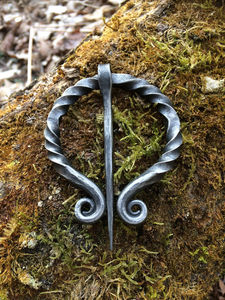 Broche torsadée en fer forgé faite à la main, style pénannulaire médiéval viking antique, pour vêtements/cape - Product Image 6