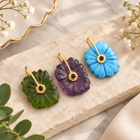 Pendentif de mode en laiton plaqué or 18 carats avec chaîne, fleur sculptée, pierres précieuses (turquoise, péridot, améthyste, quartz) et pierres de zirconium cubique noires