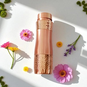 Bouteille en cuivre pur, finition martelée mate, bouteille d'eau en cuivre classique, écologique, réutilisable, coffret cadeau haut de gamme pour usage professionnel - Product Image 1