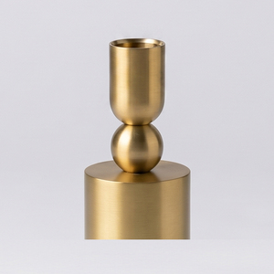 Élégant porte-bougie en métal avec finition laiton mat, design minimaliste moderne, forme ronde pour la décoration intérieure, les mariages et les événements - Product Image 4