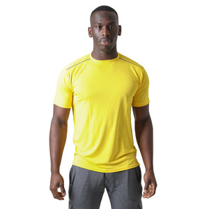 T-shirt de sport pour homme, coupe ajustée, uni, avec logo sur le devant - Tissu tricoté écologique en spandex/polyester, respirant et à séchage rapide - Product Image 1