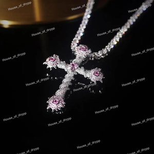 Collar con Cruz de Moissanita y Diamantes en Plata con Piedras Rosas, Joyería de Declaración Espiritual - Product Image 4