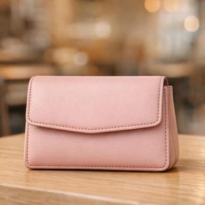 Bolso de mano negro estructurado con asa superior, diseñado como un accesorio versátil, adecuado para bolsos de cuero. - Product Image 6