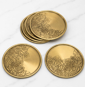 Ensemble de quatre sous-verres ronds en laiton brossé, ornés de motifs minimalistes de fleurs gravées au trait, disponibles à prix de gros. - Product Image 6