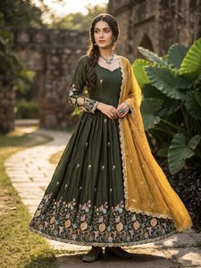 Conjunto de Vestido Anarkali de Diseño de Lujo con Lentejuelas Bordadas, Mangas Largas y Dupatta Bordada - Product Image 1