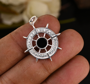 Colgante de Plata 925 con Baño de Rodio y Gema de Ónix Negro de 5mm, Diseño de Timón de Barco Cristiano, Joyería Unisex, Regalo - Product Image 4