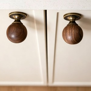 Bouton de meuble rond en bois de noyer, style vintage, poignée de tiroir ronde, bouton de porte en bois fait main, élégant, classique, marron, poignée de meuble - Product Image 3