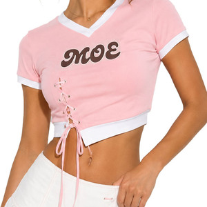Camiseta de mujer estilo diseñador con cordones, rosa, con estampado personalizado, ribete en contraste, cuello en V, corte ajustado, top corto asimétrico con ribete en contraste, de fábrica. - Product Image 4