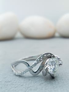 Anillo de Compromiso al por Mayor con Diamante Moissanita Corte Princesa y Banda de Plata Esterlina, Joyería Fina Disponible al Mejor Precio - Product Image 4