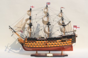VERSION HAUTEMENT DÉTAILLÉE |   HMS VICTORY PEINTS ET DÉCORÉS |   Modèle de bateau à voile anglais en bois artisanal pour la décoration de la maison et la collection - Product Image 2
