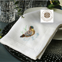 CAMELLIA Nappe en lin brodée à la main personnalisable motif feuille d'olivier, 100% lin naturel, set de table carré, design moderne et luxueux