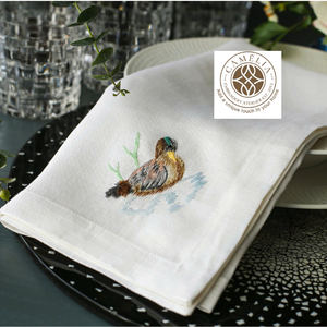 Servilleta de lino natural con bordado de pato real, suave pero duradera, que aporta un encanto rústico de pradera a mesas de comedor y eventos. - Product Image 1