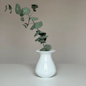 แจกันเซรามิกสีขาวทรงมินิ ปากแจกันโค้งมน ดีไซน์เรียบหรู เงางาม พร้อมดีเทลที่คลาสสิกสำหรับตกแต่งบ้านสไตล์มินิมอล - Product Image 1